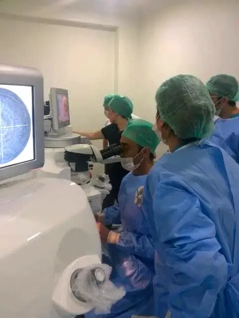 Dr Mustafa Mete performing LASIK laser eye surgery at MyLumineyes ophthalmology clinic